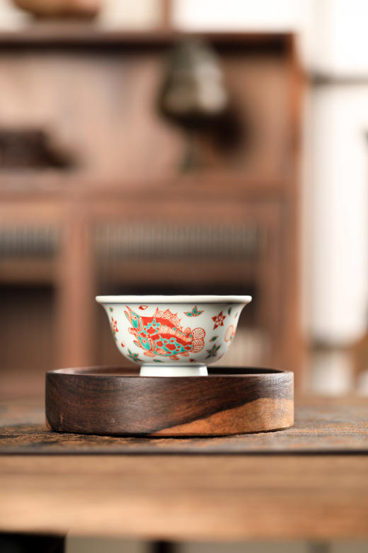 莲画堂红绿彩鱼藻压手杯 商品图1