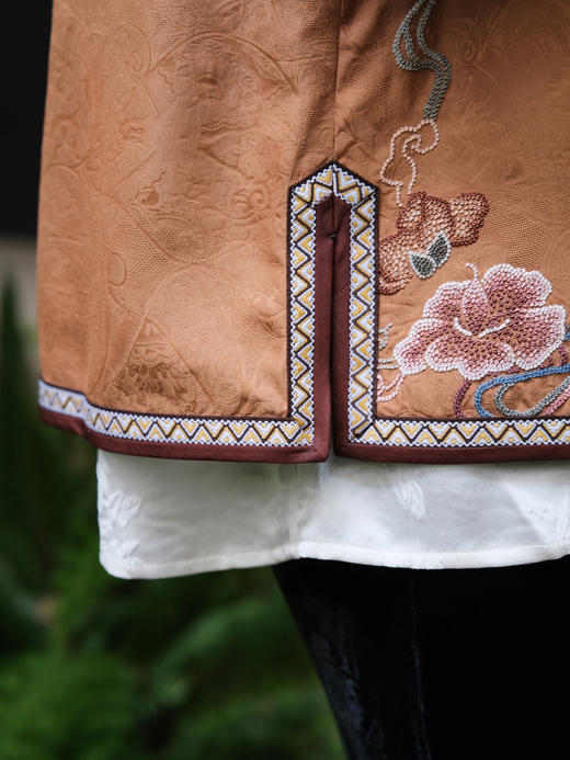 盛唐牡丹盛奢系列|高货-手绣全打籽蝶恋花花瓣马甲深咖色（限量款） 商品图3