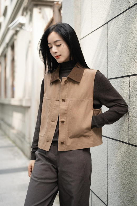 【预售一周左右发货】植物染系列棉麻帆布马甲外套 换季叠穿好帮手 箱型短马甲款式 利落造型 棉麻混纺面料 简约翻领复古文艺 商品图2