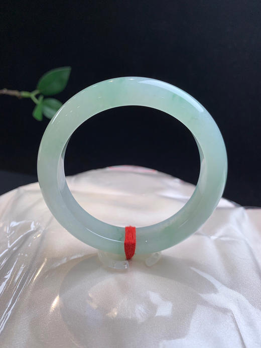 611340，54甜绿正圈手镯，12.5-7.8mm，满圈带清新甜绿色，润润的 商品图3