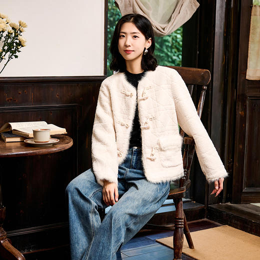 NEELLY纳俪商场同款冬季新款千金国风毛绒外套女柔软亲肤通勤上衣N24104C07744 商品图2