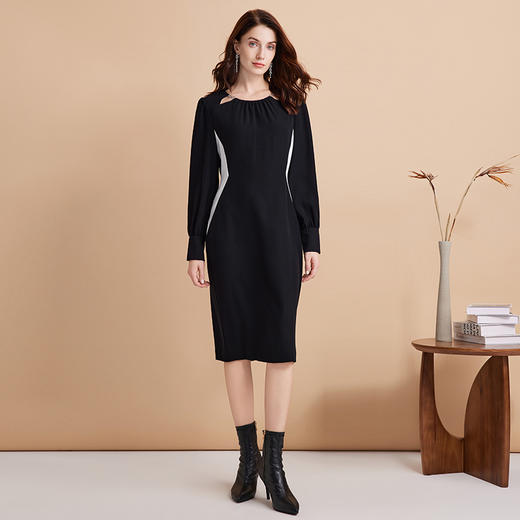 EITIE爱特爱秋季新款大气撞色腰线镂空圆领显瘦黑色连衣裙C2207014 商品图3