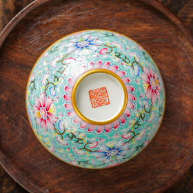 溢珍堂内画绿地图案卧足杯