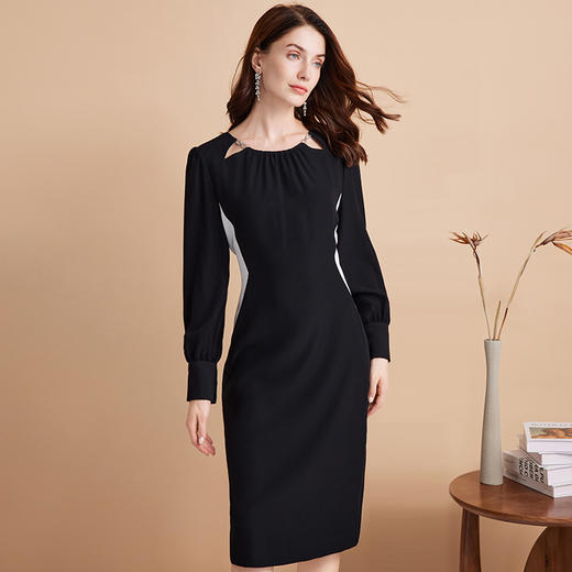EITIE爱特爱秋季新款大气撞色腰线镂空圆领显瘦黑色连衣裙C2207014 商品图1