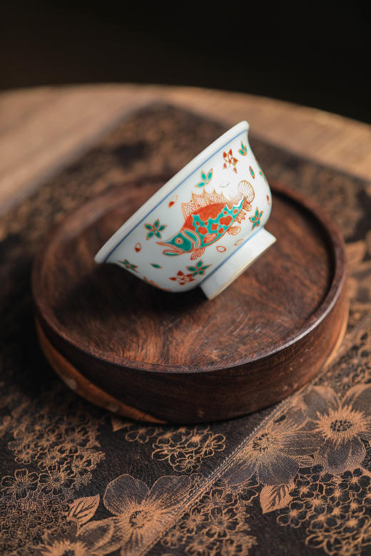 莲画堂红绿彩鱼藻压手杯 商品图4