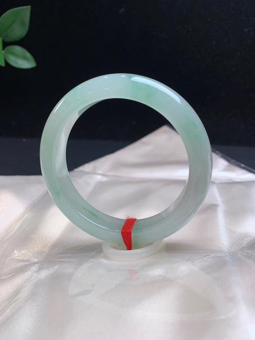 611340，54甜绿正圈手镯，12.5-7.8mm，满圈带清新甜绿色，润润的 商品图2