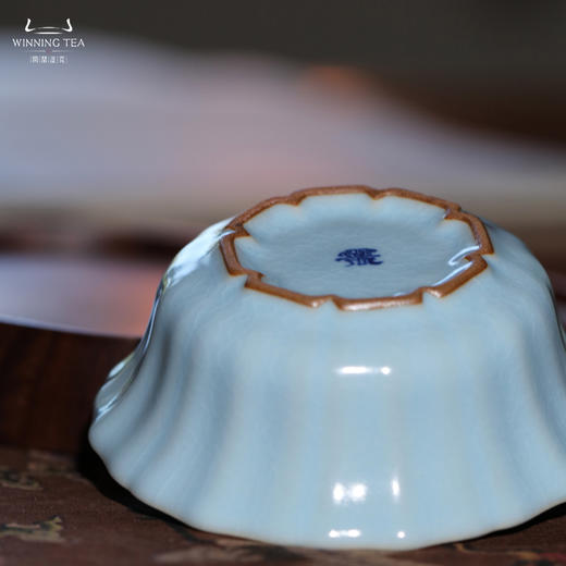 问鼎汝瓷收藏款传统天青菊花杯 商品图3