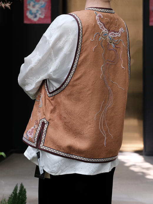 盛唐牡丹盛奢系列|高货-手绣全打籽蝶恋花花瓣马甲深咖色（限量款） 商品图2