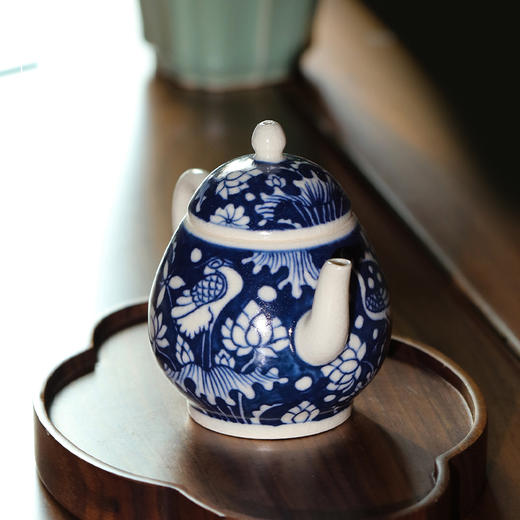 问鼎天石窑白陶泥元青花梨形壶（一路莲科） 商品图4