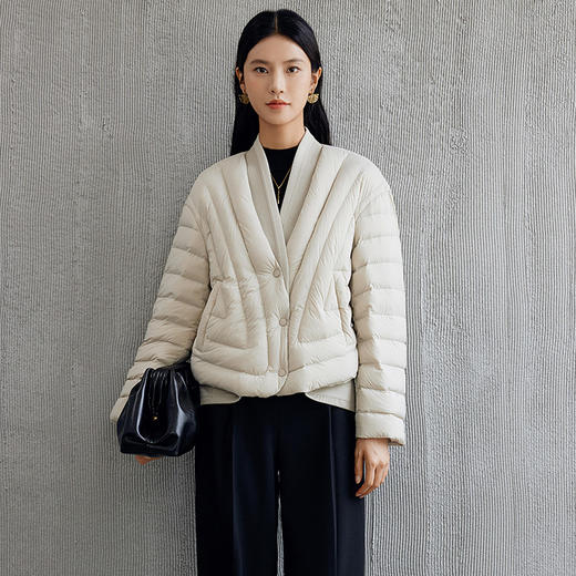 玳莎V领柔软轻薄款羽绒服女秋冬新款时尚通勤显瘦落肩袖外套  EC41301 商品图0