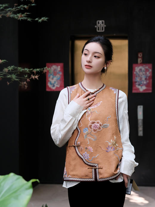 盛唐牡丹盛奢系列|高货-手绣全打籽蝶恋花花瓣马甲深咖色（限量款） 商品图0