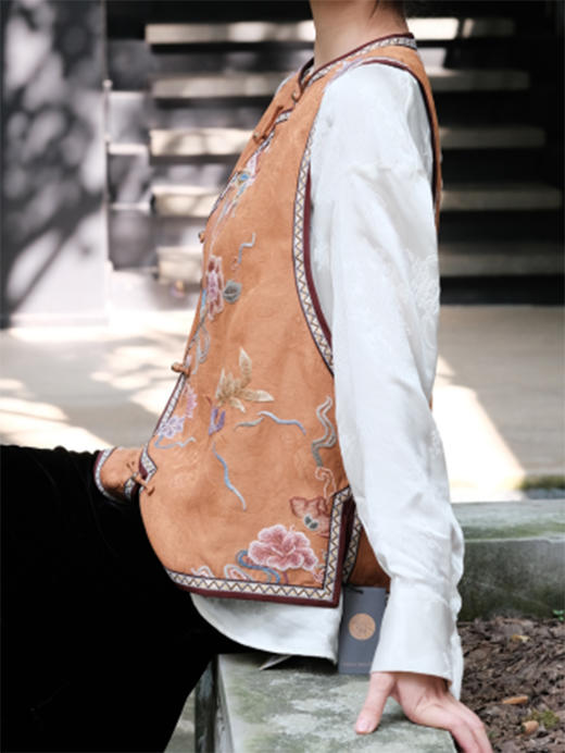 盛唐牡丹盛奢系列|高货-手绣全打籽蝶恋花花瓣马甲深咖色（限量款） 商品图4