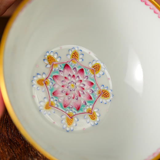 溢珍堂内画绿地图案卧足杯 商品图2