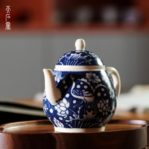 问鼎天石窑白陶泥元青花梨形壶（一路莲科） 商品图3