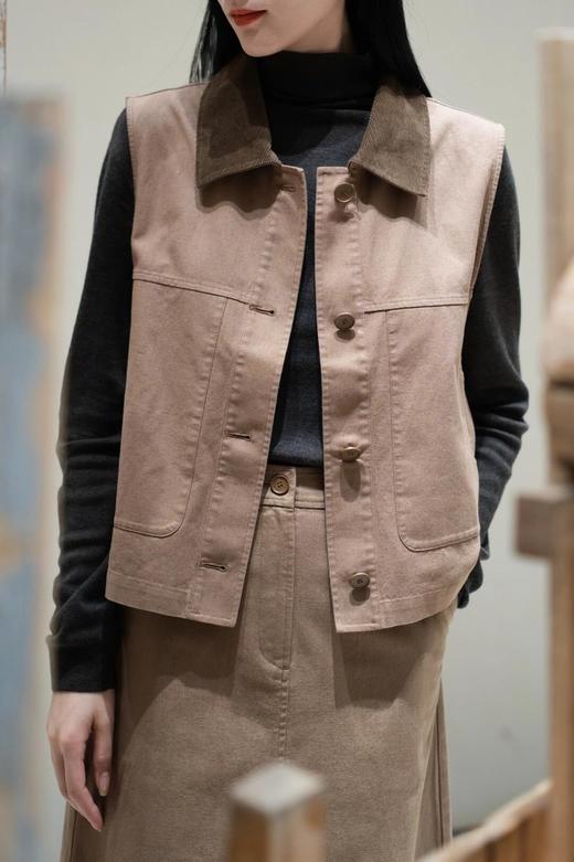 【预售一周左右发货】植物染系列棉麻帆布马甲外套 换季叠穿好帮手 箱型短马甲款式 利落造型 棉麻混纺面料 简约翻领复古文艺 商品图3