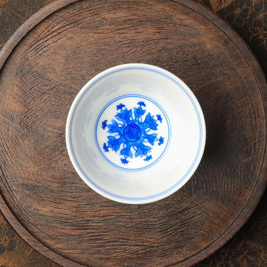 涂杏花斗彩莲托梵文高足杯 商品图1