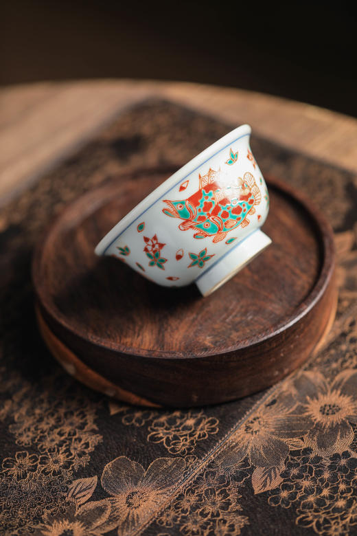 莲画堂红绿彩鱼藻压手杯 商品图3