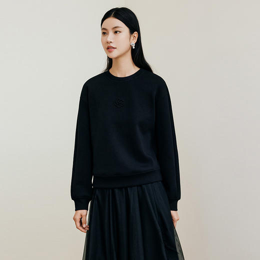 玳莎黑色压花圆领卫衣2024冬季新款通勤时尚休闲落肩袖内搭上衣女  ED32301 商品图1