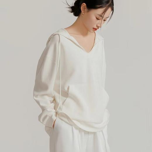 [屁侠推荐]米馨悦 大V领落肩休闲连帽卫衣- 藏肉显瘦 慵懒松弛感 青春减龄 880009   商品图0
