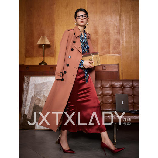 “曼哈顿Lady”颈袖添香-风衣-J20394708A 颈袖添香2024秋冬职场气质时尚中长款修身外套女士大衣 时尚气质大衣 商品图5