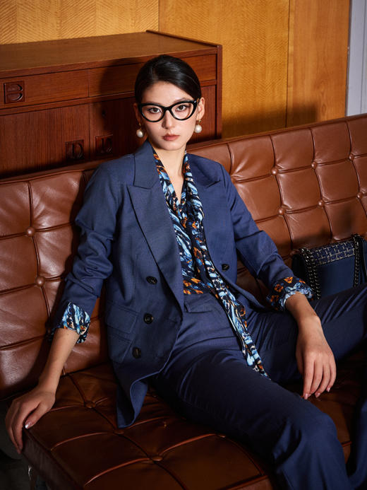 J81A2364“主持人款”干练套裤 大气女总裁 权威 领导力 高级感  颈袖添香 商品图3