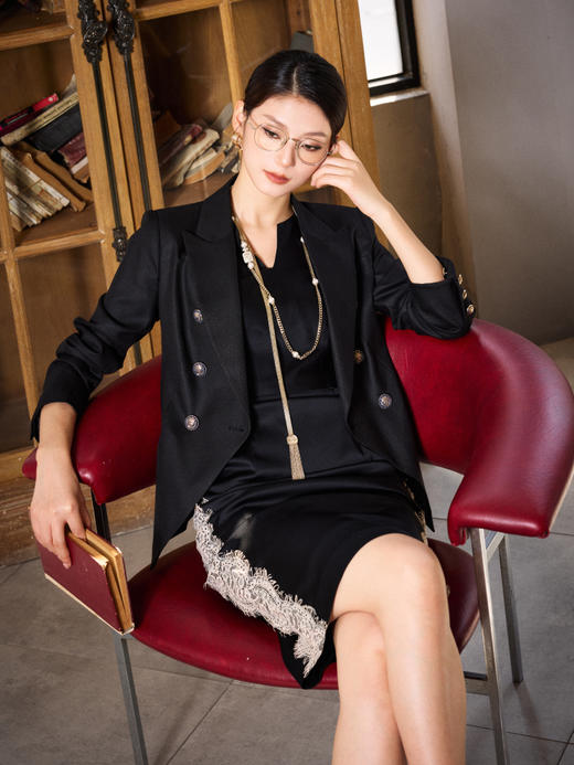 颈袖添香-连衣裙-“鎏金岁月”J9283677A颈袖添香季新款修身显瘦职场装中长款包臀醋酸缎面连衣裙J9283677A 商品图4