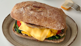 早餐｜芝士滑蛋鸡排恰巴塔三明治🍴