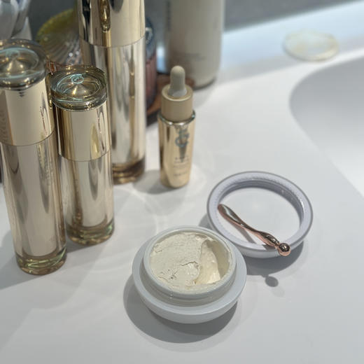 【💃女神节！】《订制高奢人参珍珠玻色因贵妇膏》加送体验装、洁面膏、保湿霜，精油调香 活性成分+芳疗愈疗发挥复配增效 无色素/无香精/无矿物油/无需卸妆，均匀肤色 隐藏毛孔 高奢成分/素颜/美颜/养肤 商品图6