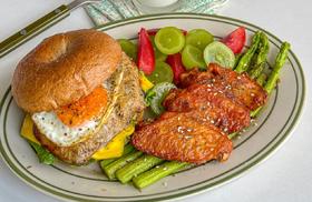 元气早午餐🍽️鸡排贝果三明治嘟嘟翅拼盘🥯