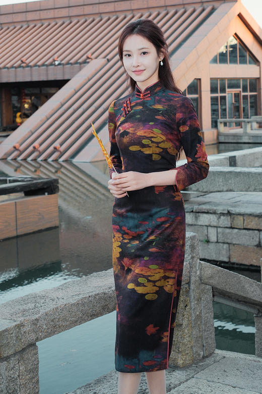 逸红颜明月优选 #磨毛旗袍【花月夜】古色古香优雅美人，油画莲花江景图 商品图3