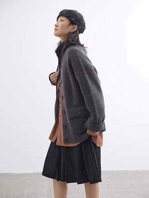 步履不停/4C13221C/慵懒风高立领深灰色毛织上衣 商品图3