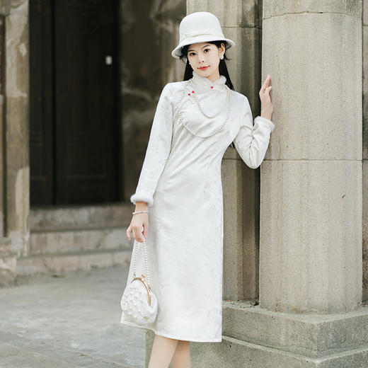 新中式旗袍2024秋冬新款年轻款缎面提花加绒修身小个子改良版旗袍KK2509 商品图3