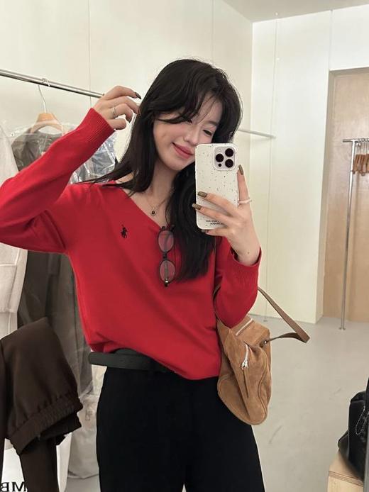 💥 重磅来袭 【千吉娜Chigina.小马刺绣V领毛衣】手感软糯 亲肤舒适🥳 ✔一整件品质真的绝了，毛茸茸的手感很舒服~ 商品图5