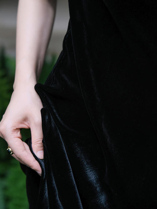 盛唐牡丹 |黑色丝绒双V领长裙 商品图3