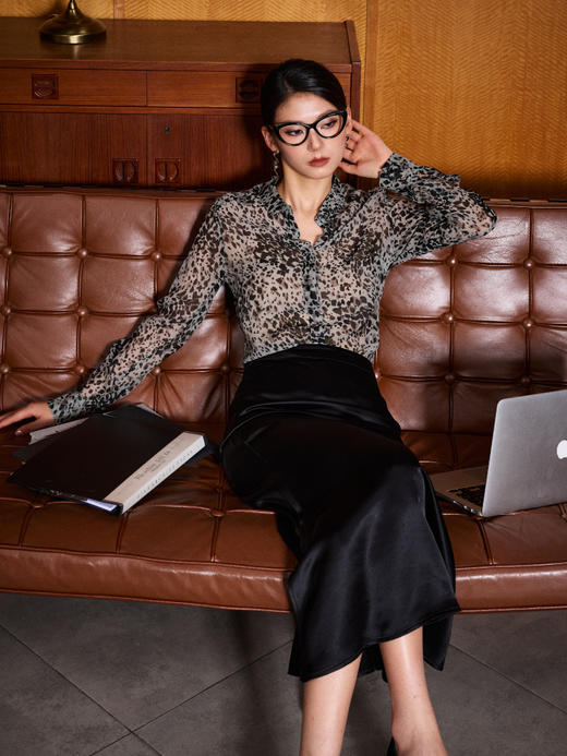 “人鱼公主”焦糖色/黑色醋酸半裙 飘逸光泽 女人味优雅J20154177A颈袖添香 商品图3