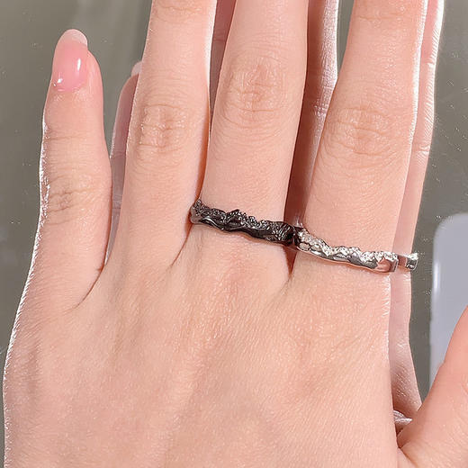 卡蒂罗/KADER 朝暮情侣对戒 不规则锤纹褶皱可调节亚文化素圈 小众深渊设计朝朝暮暮撞色配饰 925银 女朋友礼物 商品图5