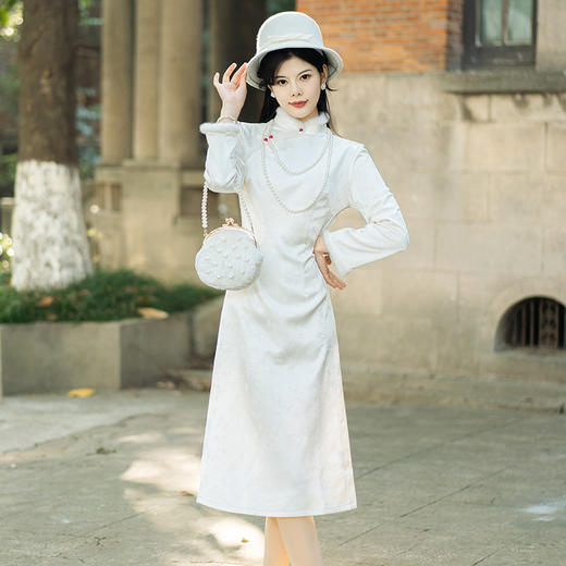 新中式旗袍2024秋冬新款年轻款缎面提花加绒修身小个子改良版旗袍KK2509 商品图0