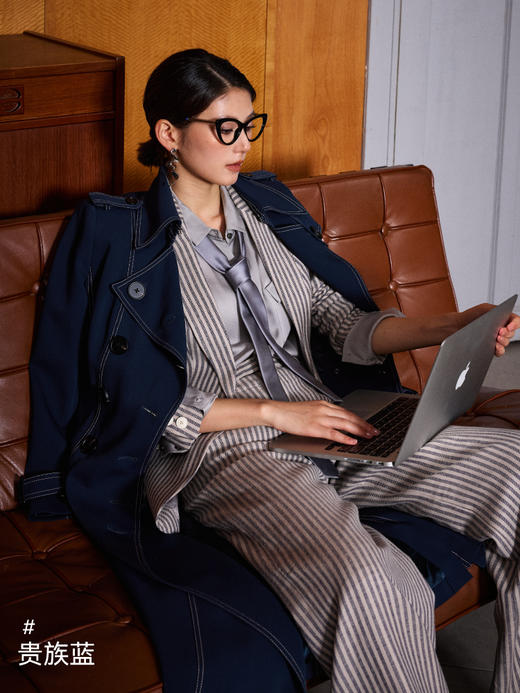 生日“曼哈顿”风衣 不费力
的气场和优雅 机场出差伴侣J8392955颈袖添香 商品图5