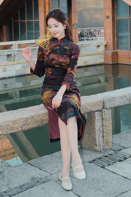 逸红颜明月优选 #磨毛旗袍【花月夜】古色古香优雅美人，油画莲花江景图 商品图6