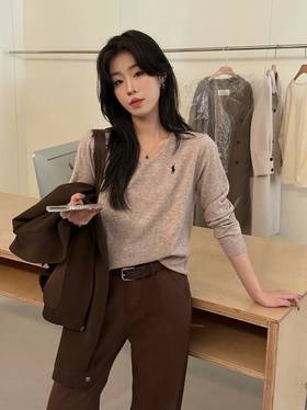 💥 重磅来袭 【千吉娜Chigina.小马刺绣V领毛衣】手感软糯 亲肤舒适🥳 ✔一整件品质真的绝了，毛茸茸的手感很舒服~