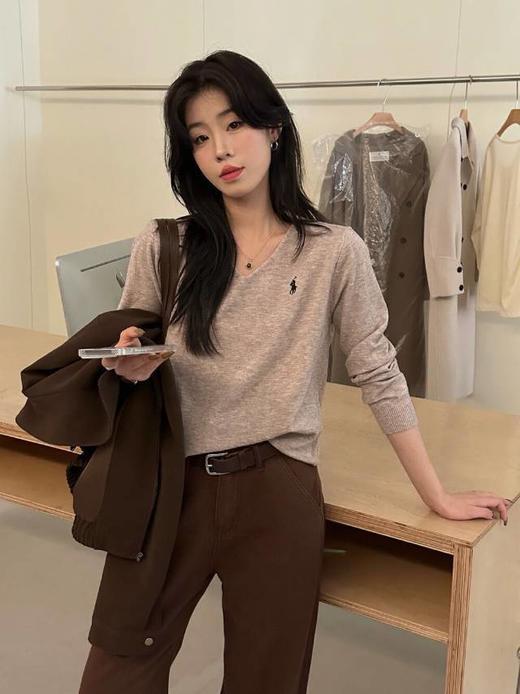 💥 重磅来袭 【千吉娜Chigina.小马刺绣V领毛衣】手感软糯 亲肤舒适🥳 ✔一整件品质真的绝了，毛茸茸的手感很舒服~ 商品图0