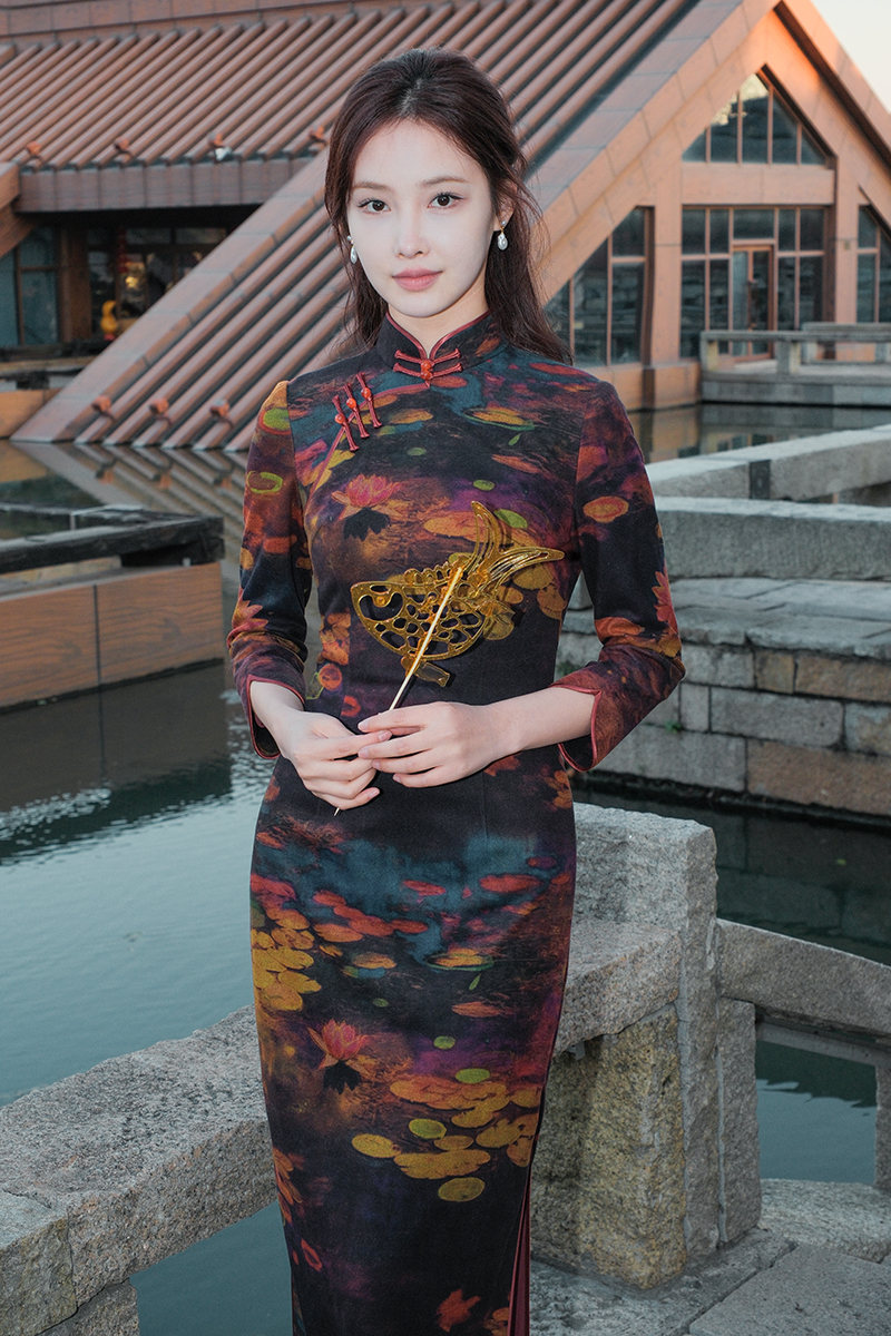 逸红颜明月优选 #磨毛旗袍【花月夜】古色古香优雅美人，油画莲花江景图