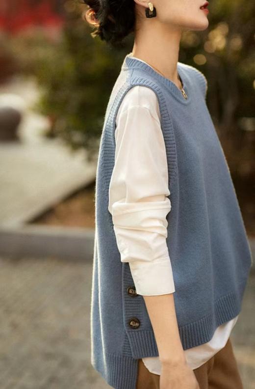 🎉【哥弟同款】羊毛针织马甲：入秋必入🔥独家重磅‼️哥弟厂订单好货！😎认准原版 爆单5W件🔥 🏆叠穿王炸🏆!不可错过！品质感超好～🥰  商品图2