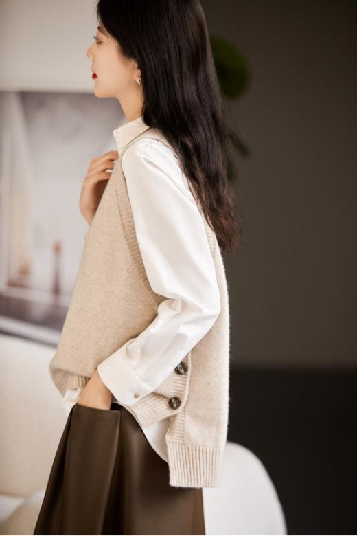 🎉【哥弟同款】羊毛针织马甲：入秋必入🔥独家重磅‼️哥弟厂订单好货！😎认准原版 爆单5W件🔥 🏆叠穿王炸🏆!不可错过！品质感超好～🥰  商品图0