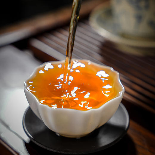 最后库存；第九届勐海（国际）茶王节茶王赛金奖生茶！！2013年云南普洱茶勐海阿卡山金奖生茶357g/饼  原包装 商品图4