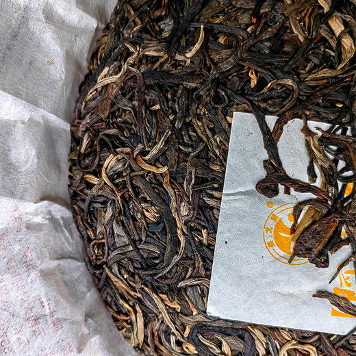 最后库存；第九届勐海（国际）茶王节茶王赛金奖生茶！！2013年云南普洱茶勐海阿卡山金奖生茶357g/饼  原包装 商品图3