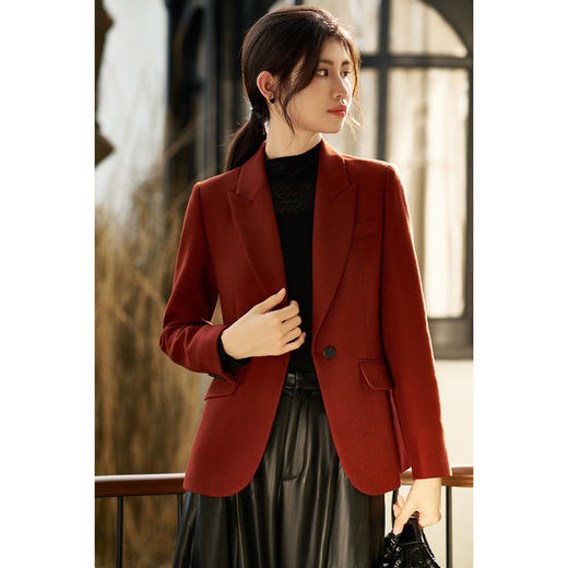 精纺羊毛西装 超正剪裁 质感复古酒红 抗皱挺括好打理 米思阳2026春季新款立体剪裁显瘦显白干练外套4442 商品图3