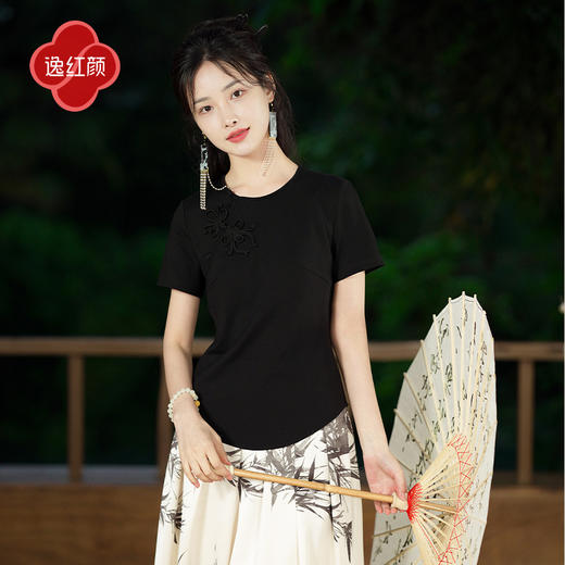 上海逸红颜琦梦2025夏季新款冰感弹力针织圆领半开襟手工花扣上衣 商品图1