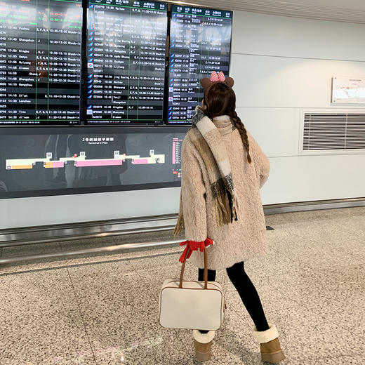 <曾小咸推荐>杏色翻领毛毛牛角扣中长款外套 商品图3