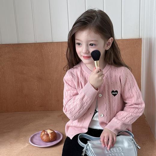 艾摩贝贝2024秋童装中大小女童宝宝韩版绞花毛衣爱心针织开衫外套_ZSY 商品图1